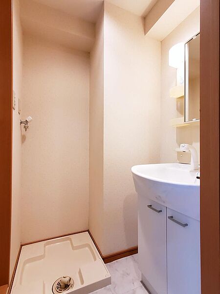 画像14:洗面所には洗面化粧台、洗濯機置き場があります。