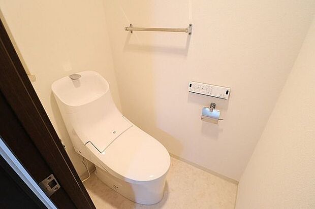 新品で気持ち良くご使用いただけるトイレは便利な温水洗浄便座付き◎朝の忙しい時間帯にもゆとりがもてます♪