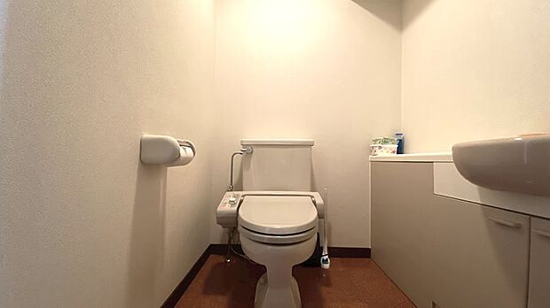 トイレ：トイレはとても広く、手洗い場付きです。