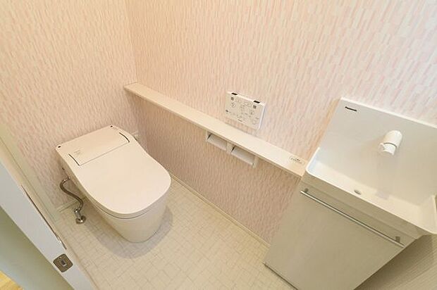 【トイレ】1Fトイレ、タンクレストイレで広々とした空間