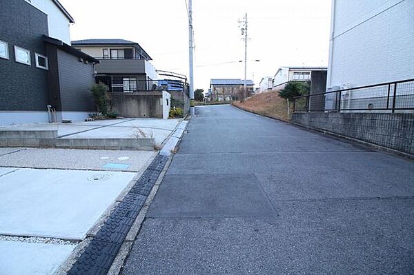 前面道路幅員約6ｍです。大通り沿いではないため、車通りも多くなく安心して駐車していただけます。