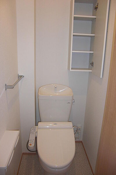 画像12:ウォシュレットトイレ付き。便利な収納棚付。