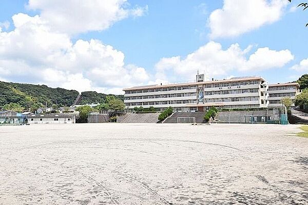 谷山北中学校溪山郡の北辰斜めにさす所に位置しているこのエリアは，文化の香に包まれ，歴史的に意義の深いものがある。〇校訓は精気・自主・友愛 2800m