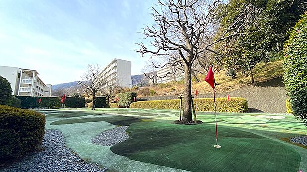 パターゴルフスペース：マンション敷地内にあるパターゴルフスペース。春は綺麗な桜が咲きます。