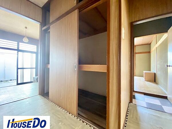 和室には大きな押し入れ収納付き♪季節物のお布団やゲスト用の布団セットもラクラク収納出来て便利♪押し入れタイプの収納は収納スペースを無駄なく使えて大容量◎