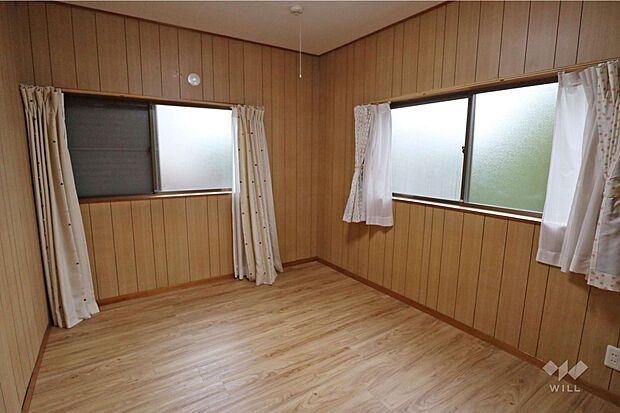 北東側洋室。二面採光で、夕方でも雨戸をあけると明るいお部屋です。木目調の壁が落ち着きを感じられますね！