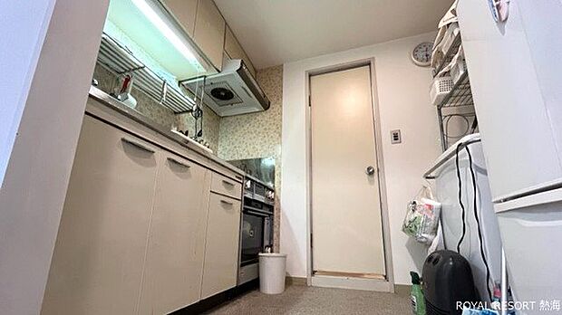 【キッチン】冷蔵庫や洗濯機を置いてもゆとりのあるスペース。