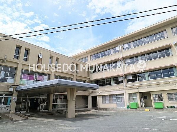 城山中学校 900m