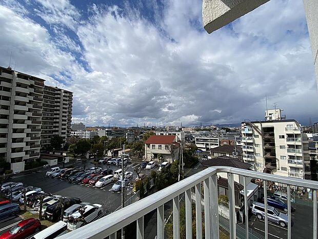 【眺望】バルコニーからの眺めです。前面に大きな建物がなく、少し先の公園の木々を見渡すことができます。家事の合間などにホッと一息つきながら、景色を眺めるのもいいですね。お天気の様子も確認しやすいです