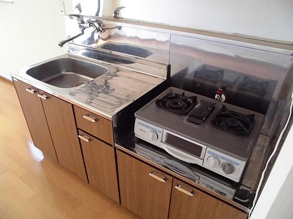 画像5:清潔感のあるアルミパネルキッチン