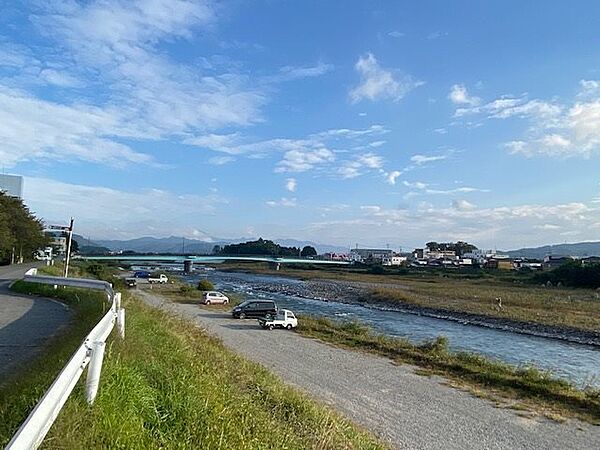 千曲川の河川敷にもほど近く散策に最適です。