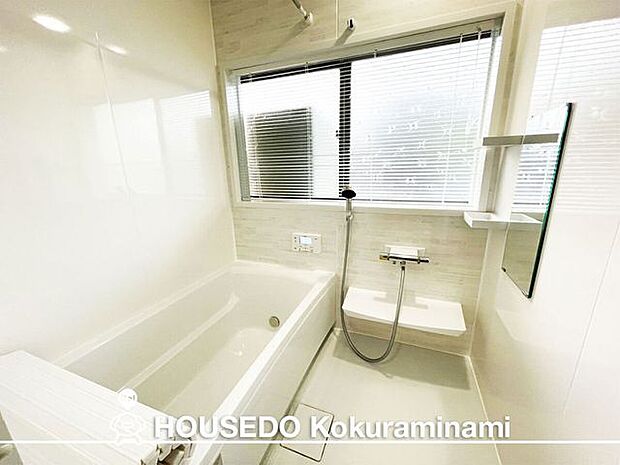【Bathroom】〜浴室〜◆白で統一感のある浴室は、窓が大きく換気がしやすいですね♪浴室乾燥機付き♪
