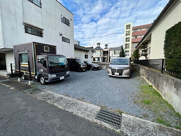 駐車スペースもこの通りの広さ。大変ゆとりがございます。