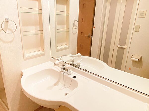 画像6:シャワー付き洗面台は鏡が大きく便利です○