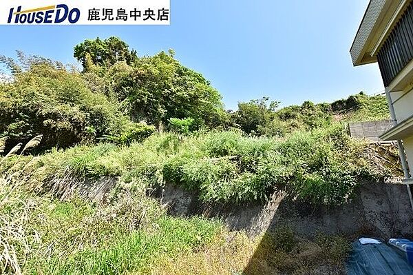 段々になっている敷地部分です