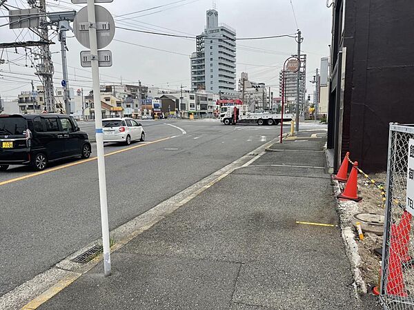 前面道路も歩道付で広々としています。