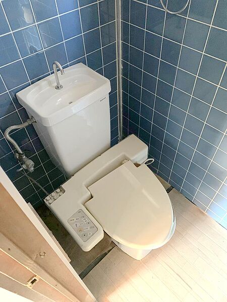 ウォシュレット機能がついたトイレです♪こちらも非常にきれいにお使いいただいております♪
