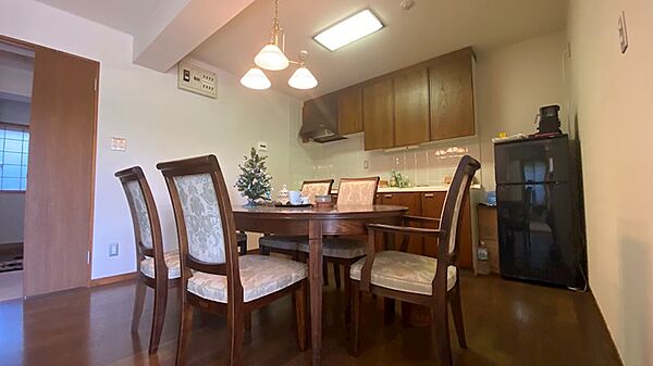 ダイニングキッチンには現状、大きな円卓を設置しています。