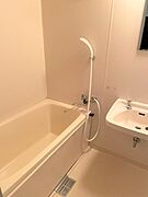 広々としたユニットバスです。一日の疲れを癒してください。