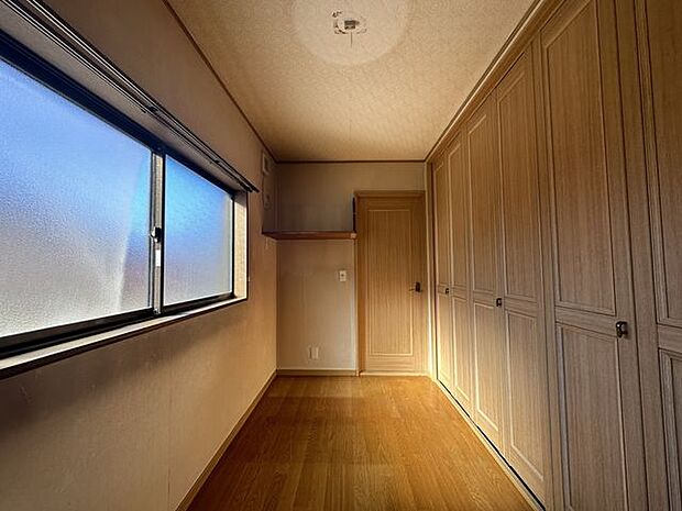 【洋室約4.5帖】木目のフローリングが暖かみのある室内に。明るい寝室で心地のいい朝を迎えられそう。