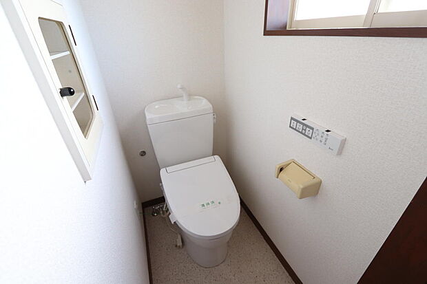 ２階トイレ！新規交換済み！便利な収納棚があります。