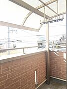 心地よい光と風が溢れるバルコニー付きです。