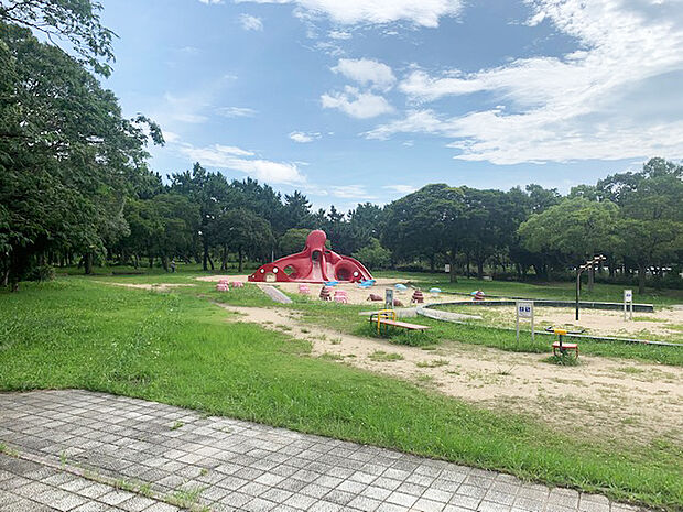 【浜工業公園 徒歩5分(約400m)】緑豊かな公園です。小さなお子様が楽しめる遊具の設置がございます。毎日のお散歩やジョギングコースとしても、気軽に立ち寄ることができそうです。