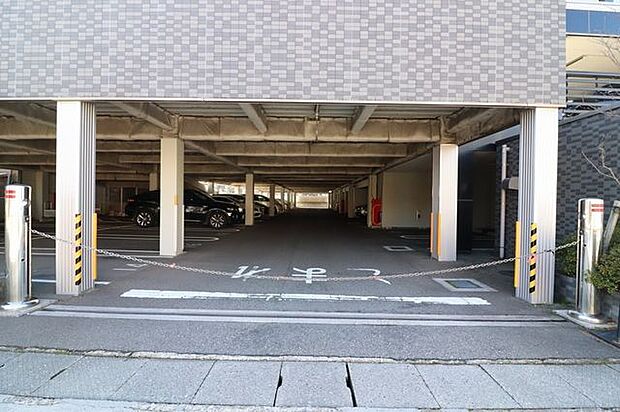 屋内式の平面駐車です。金沢の駅西エリアでは、機械式駐車場が多いなか、1住戸につき1台が確保できるマンションです。