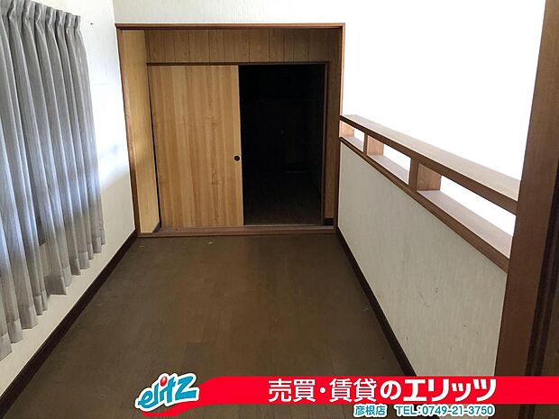 【2階廊下】玄関吹き抜けの前面に当たる場所は、多目的に使用できます。