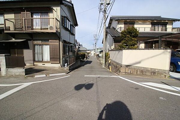 前面道路は約7ｍ！交通量も少なく広々としています！お子様と手を繋いで歩いても余裕のある道幅で公園までの道のりも安心です♪