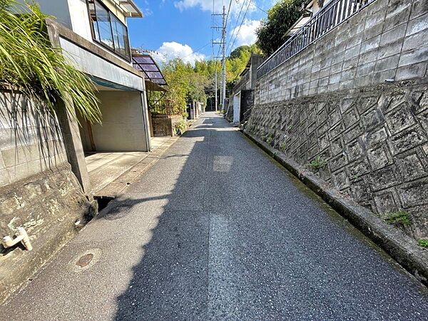 北側の道路に接しています。