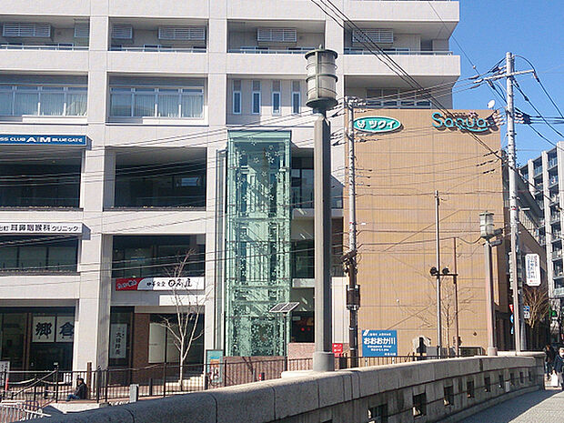 HINODE SAQUAS まで1028m、日ノ出町駅前に出来た複合商業施設です。ドラッグストア・コンビニ・飲食店などが入っています。