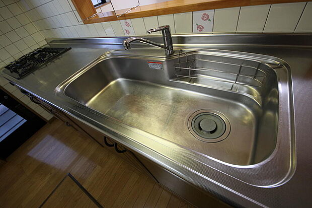 広いキッチンシンクは隅々まで掃除しやすく清潔に保てます　