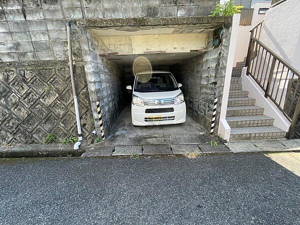 都市高速「小嶺」インターまで車で4分、高速が近くお出かけや通勤に便利な住宅街です。