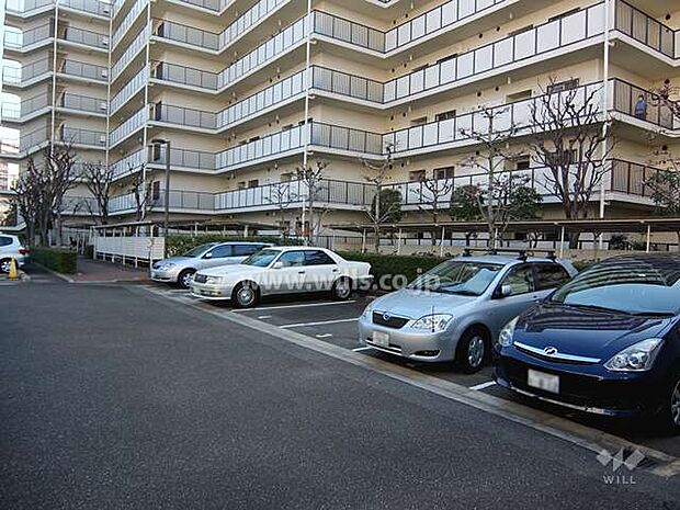 敷地内駐車場は屋外平面式のため、ハイルーフ車も駐車可能。お車の出し入れもスムーズです。