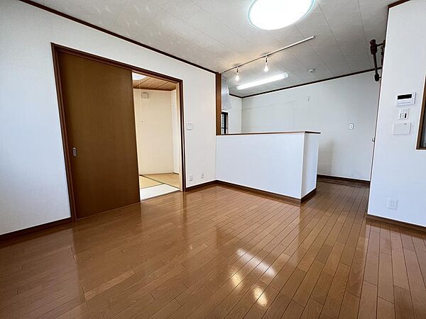 【LDK約12.18帖】LDKに約3.61帖の和室が隣接しています。対面式キッチンからはリビングダイニングに加え、和室を見渡すことも可能です。