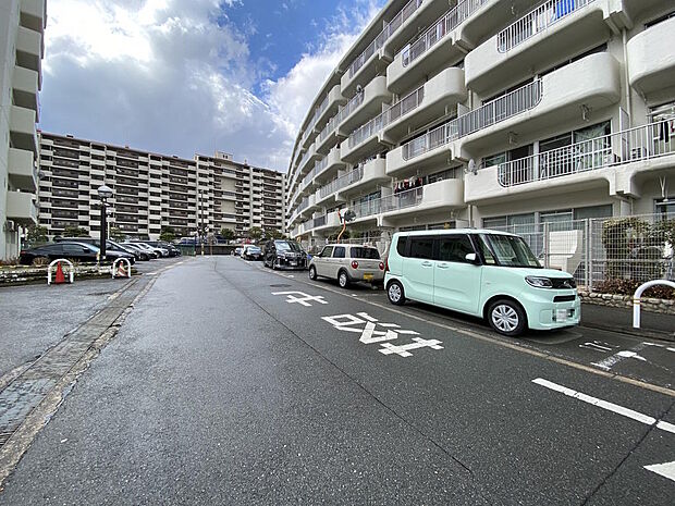 【駐車場】敷地内の屋外に平面駐車場がございます。自走式で入出庫しやすく、高さ制限がないためハイルーフ車も駐車可能です。月額利用料は１００００円です。空き状況についてはお気軽にお問い合わせください。