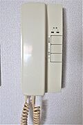 インターホンで訪問者を確認できます。