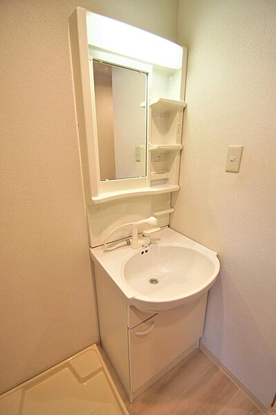 画像18:人気のシャワー付き洗面化粧台、身だしなみを整える際に便利です。