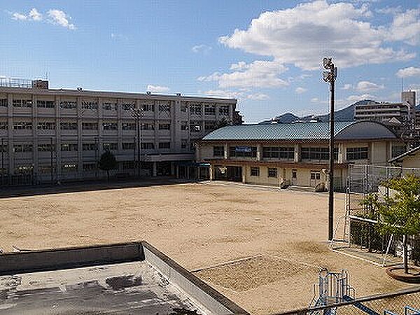 広島市立中筋小学校（975m）