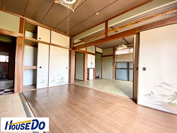 昔ながらの床の間のある6帖の和室です。視覚だけでなくイグサの香りが鼻をとおり心を和ませてくれます。 また、畳のイグサには調湿効果があり、空気中の水分を吸入・放出して部屋の湿度を調整してくれます。
