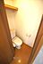 トイレ：トイレは温水洗浄機能付きです。