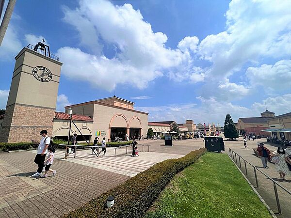 那須ガーデンアウトレットが7ｋｍほどで車で手軽に行けるところです。お買い物やお食事などで楽しむことが出来ます。
