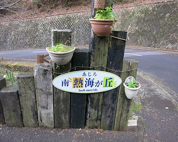 管理棟入口もわかりやすく表示されております。
