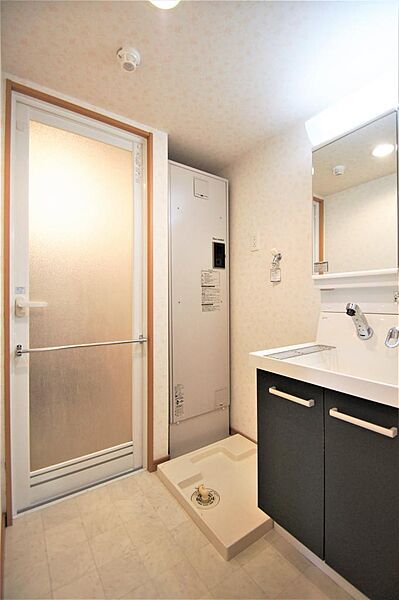 画像18:洗面所には洗面化粧台、洗濯機置き場があります。防水パンは備え付けです。