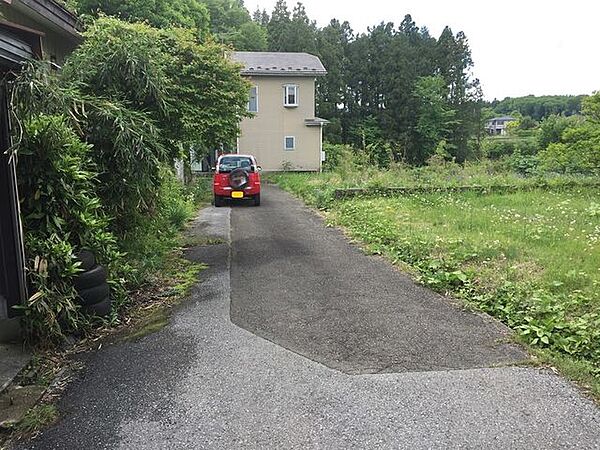 北側より敷地と道路