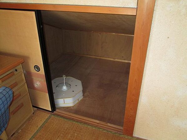 屋根裏収納