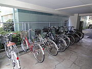 屋根付き自転車置場（１台無料／登録制）