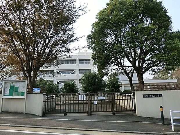 横浜市立伊勢山小学校まで1000m、学校教育目標を実現するために、活力と魅力にあふれ、子どもにとって安全で安心できる学校づくりを目指します。
