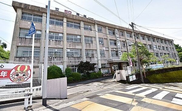 広木小学校【鹿児島市立広木小学校】は、広木1丁目に位置する1965年創立の小学校です。令和3年度の生徒数は675人で、28クラスあります。校訓は「つよく　かしこく　心豊かな子」です。 1400m
